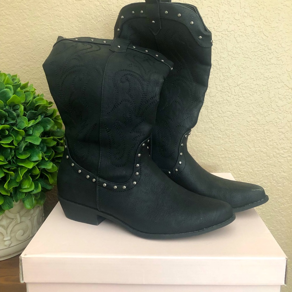 Size 7 Suzanna western boots by JustFab